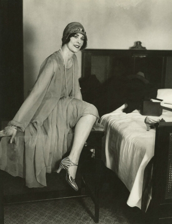 Маргарет Джонс в туфлях laird-shoe shoe company с бриллиантами. США, 1920-е
